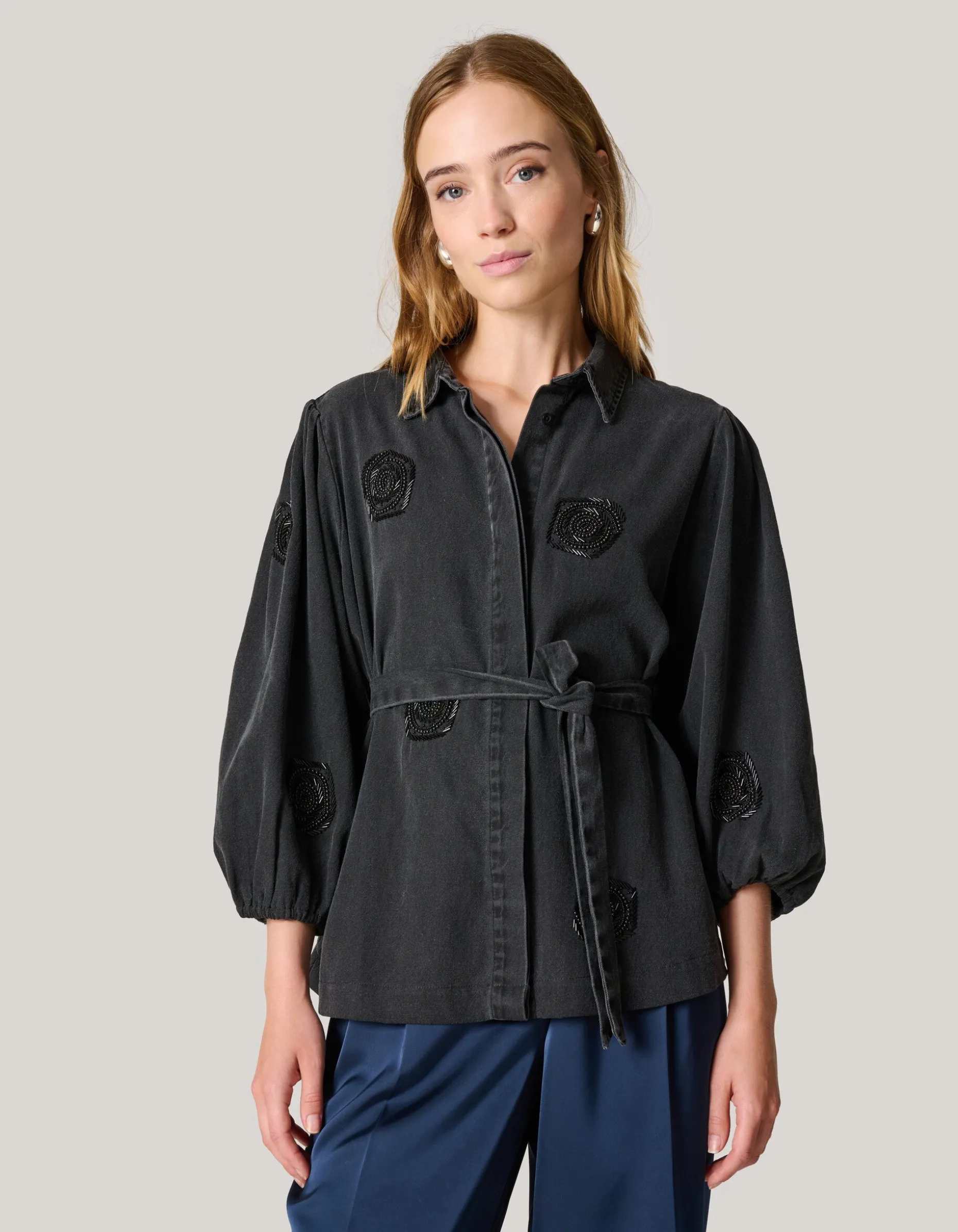 Beaded Flower Blouse Donkergrijs