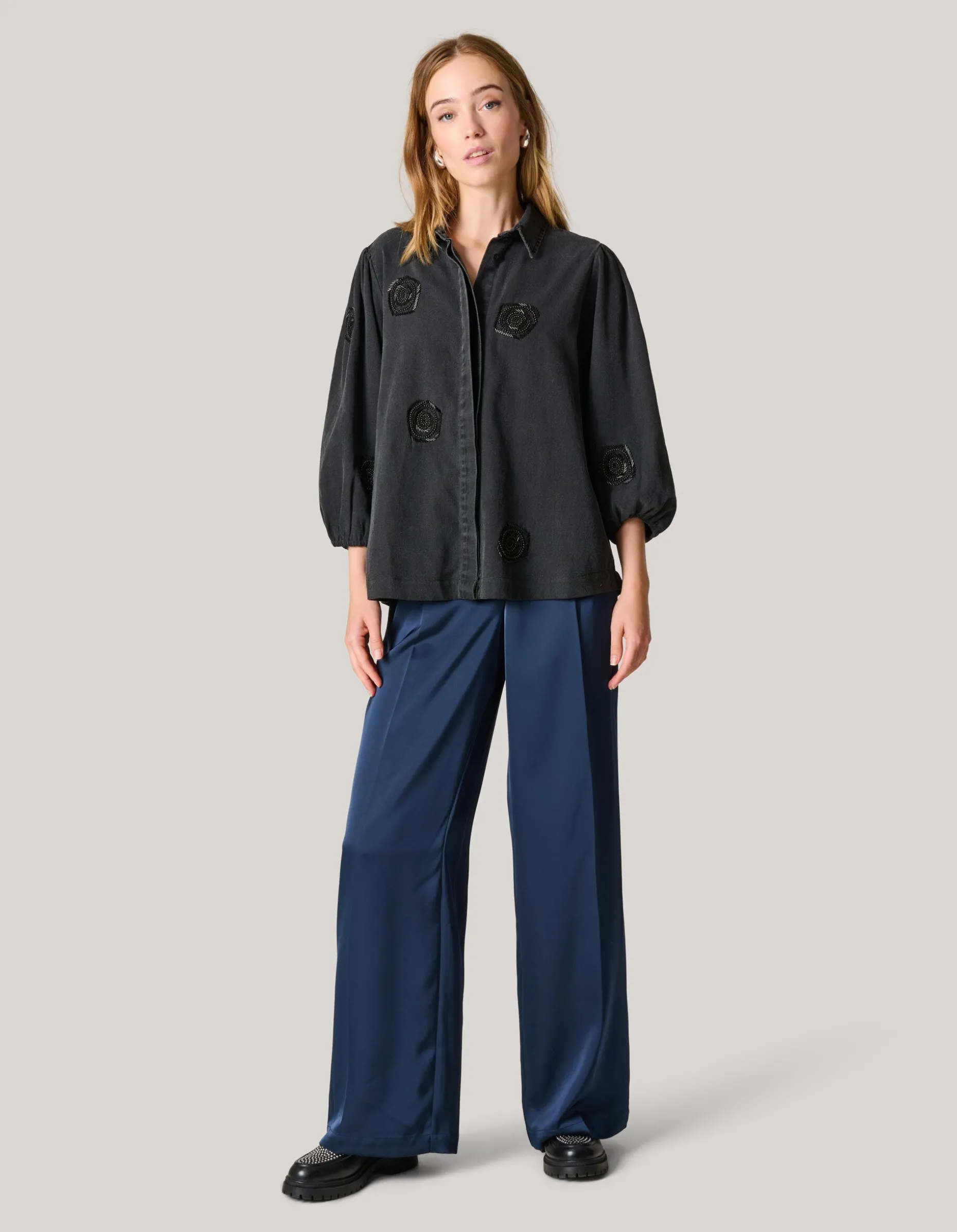 Beaded Flower Blouse Donkergrijs