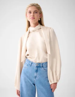 Satijnen Blouse Gebroken Wit By Lonneke