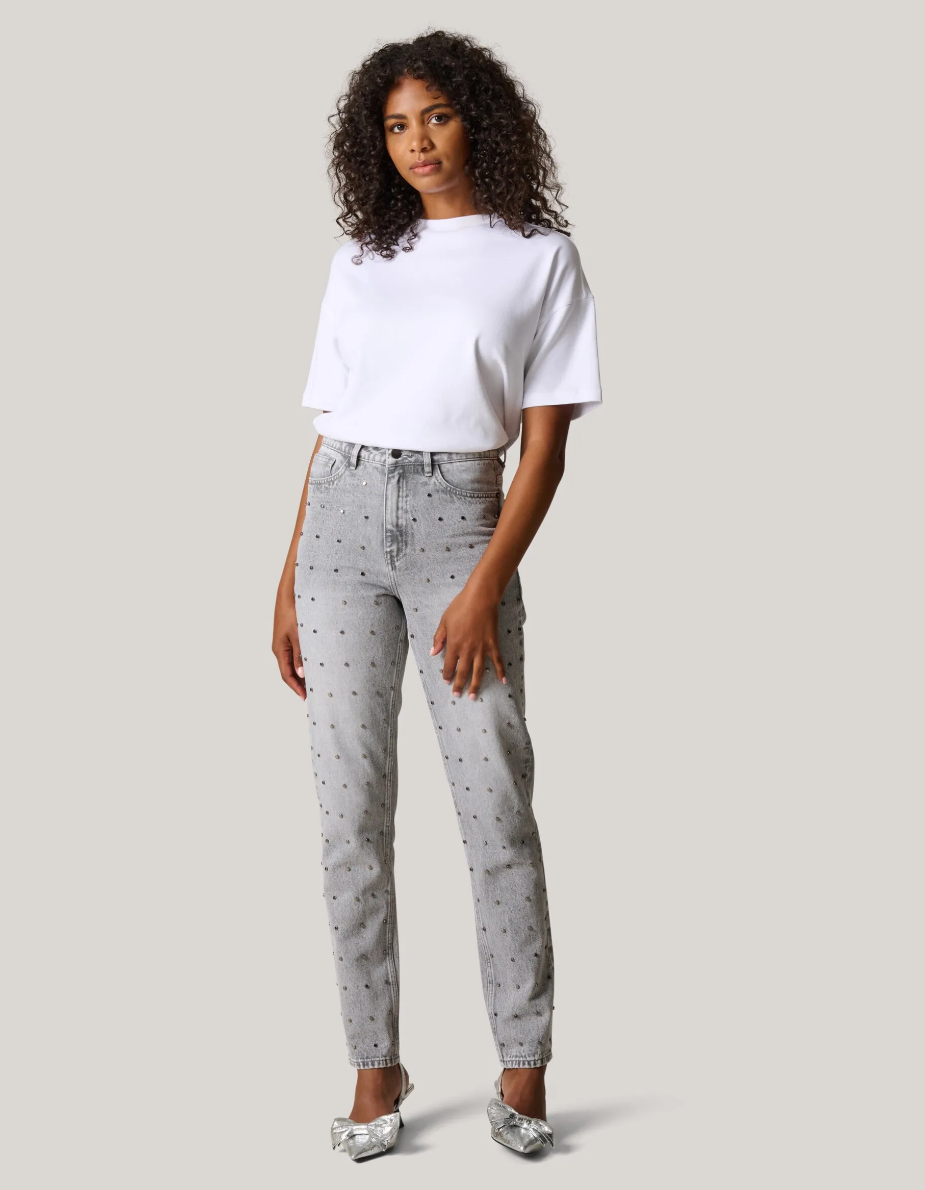 Studs Tapered Fit Jeans Grijs